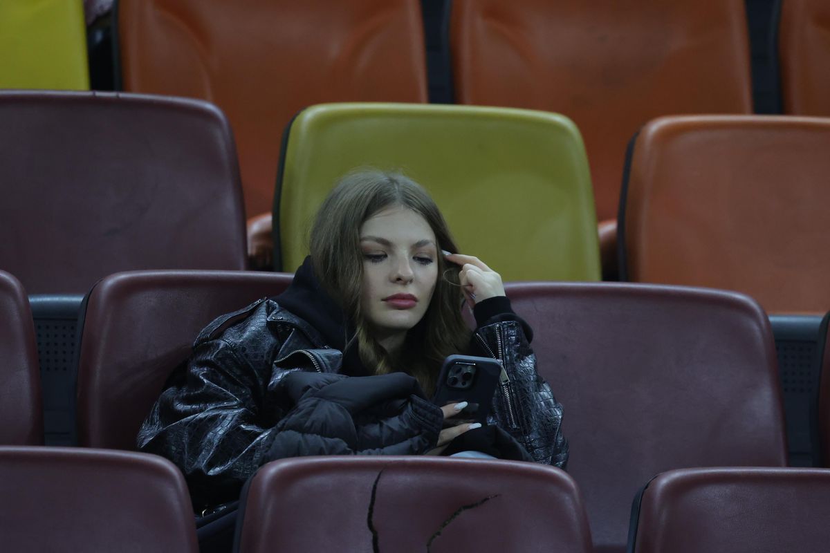 A atras toate privirile la FCSB - Lyon » Cum a fost surprinsă iubita marelui absent