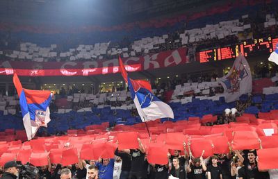 Steaua Roșie Belgrad a fost sancționată după ce fanii au afișat steagul Rusiei și bannere anti-UE și anti-NATO » Reacție din Duma de Stat: „Decizie nesportivă”