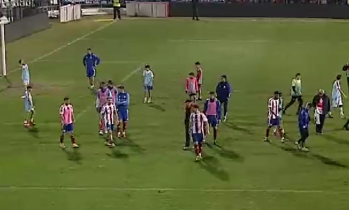 Imagini HALUCINANTE la finalul partidei dintre Oțelul Galați și Poli Iași » Suporterii au sărit în teren și i-au luat la rost pe jucători: „Astfel de amenințări nu sunt în regulă”