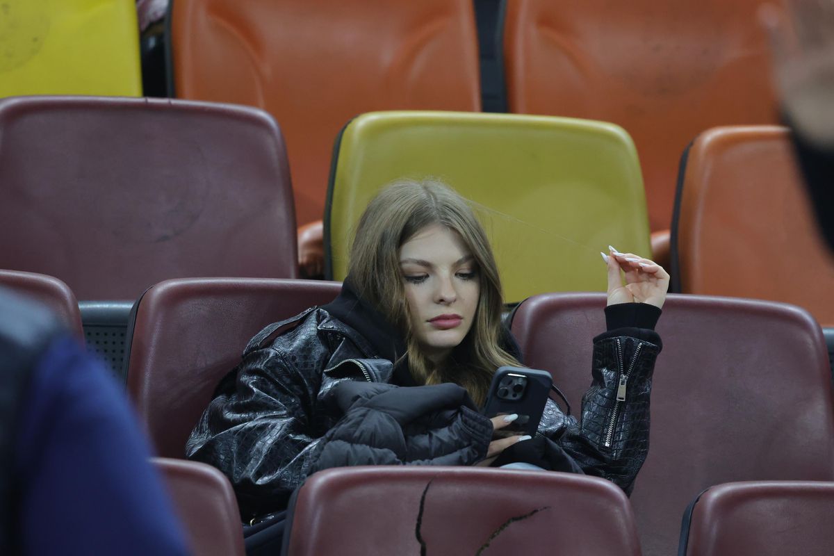 A atras toate privirile la FCSB - Lyon » Cum a fost surprinsă iubita marelui absent