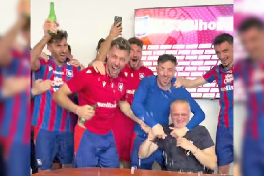 Jucătorii i-au făcut antrenorului Erik Lincar „baie de bere” după ce FC Bihor s-a calificat în play-off