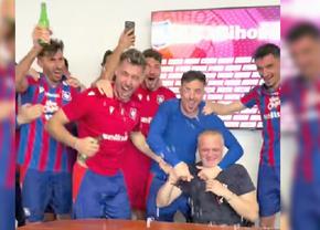 „Să plătiți telefoanele!” » I-au făcut antrenorului „baie de bere” după calificarea în play-off!