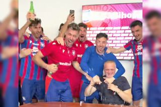 „Să plătiți telefoanele!” » I-au făcut antrenorului „baie de bere” după calificarea în play-off!