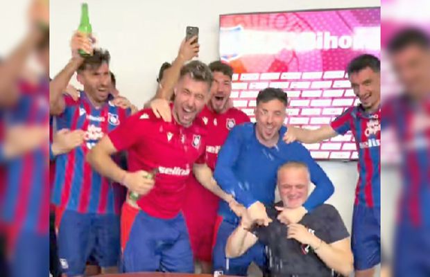„Să plătiți telefoanele!” » I-au făcut antrenorului „baie de bere” după calificarea în play-off!