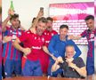 Jucătorii i-au făcut antrenorului Erik Lincar „baie de bere” după ce FC Bihor s-a calificat în play-off