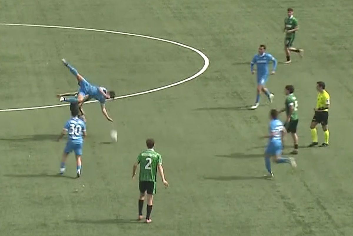 Internaționalul de juniori Troy Tomșa este eliminat și îi bagă mâinile în gât arbitrului