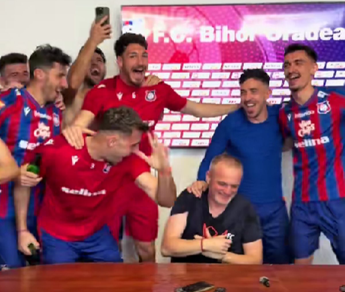 „Să plătiți telefoanele!” » I-au făcut antrenorului „baie de bere” după calificarea în play-off!