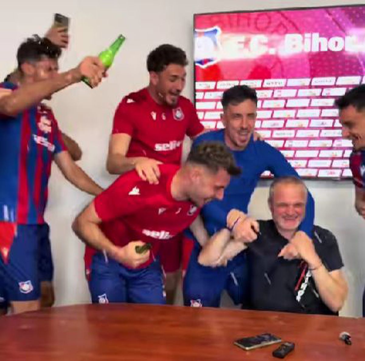 „Să plătiți telefoanele!” » I-au făcut antrenorului „baie de bere” după calificarea în play-off!