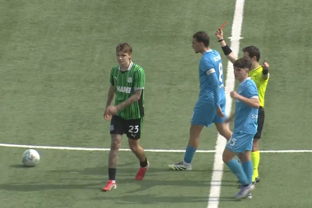 Internaționalul de juniori Troy Tomșa este eliminat și îi bagă mâinile în gât arbitrului