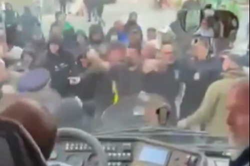 Autocarul lui Olympiacos, atacat lângă sala lui Panathinaikos/Foto: X (Sportal)