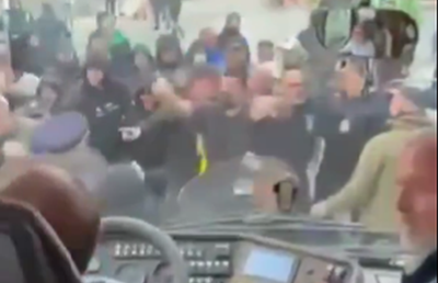 Imagini terifiante în Grecia! După derby-ul Panathinaikos - Olympiacos, autocarul echipei a fost atacat