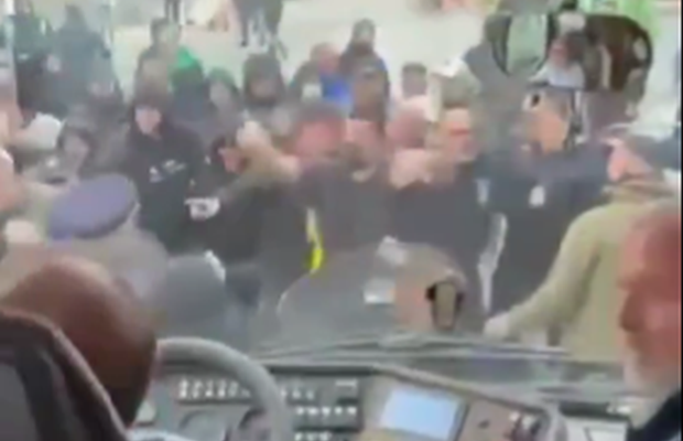 Imagini terifiante în Grecia! După derby-ul Panathinaikos - Olympiacos, autocarul echipei a fost atacat