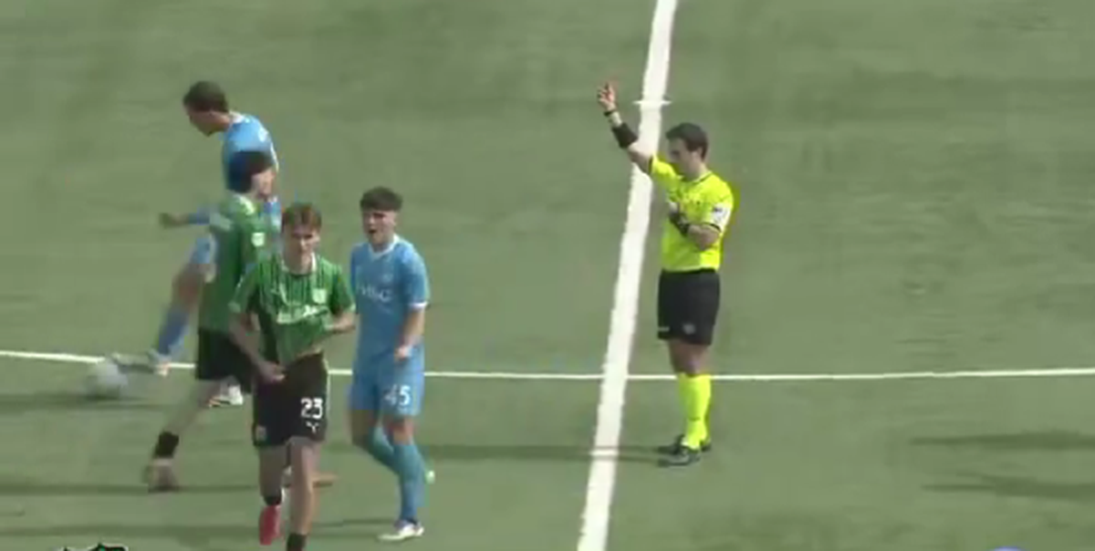 Internaționalul de juniori Troy Tomșa este eliminat și îi bagă mâinile în gât arbitrului