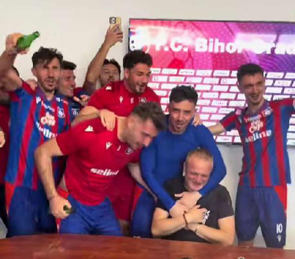 „Să plătiți telefoanele!” » I-au făcut antrenorului „baie de bere” după calificarea în play-off!