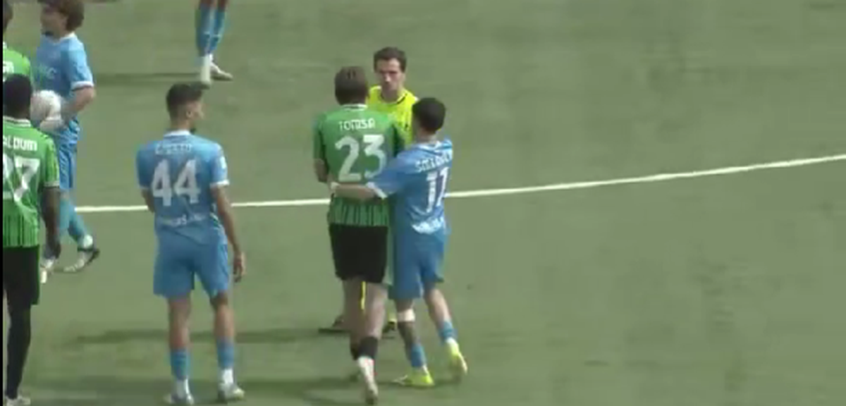 Internaționalul de juniori Troy Tomșa este eliminat și îi bagă mâinile în gât arbitrului