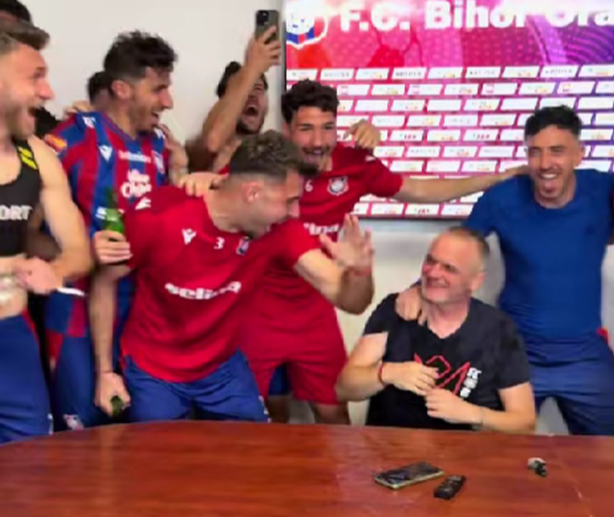 „Să plătiți telefoanele!” » I-au făcut antrenorului „baie de bere” după calificarea în play-off!