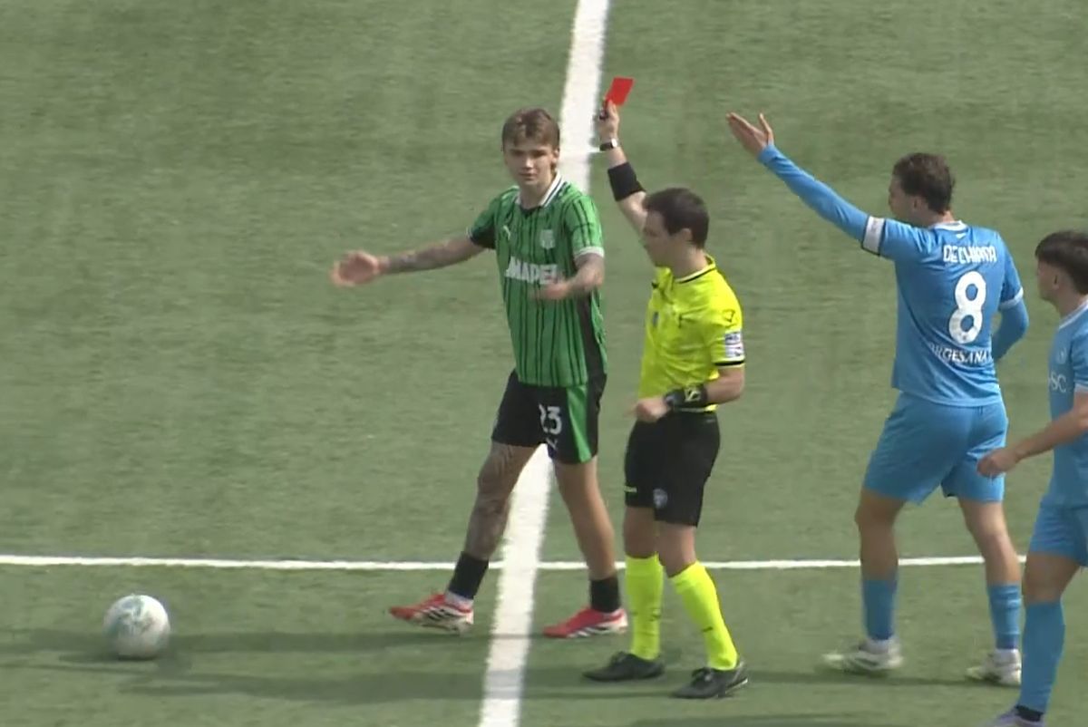 Internaționalul de juniori Troy Tomșa este eliminat și îi bagă mâinile în gât arbitrului