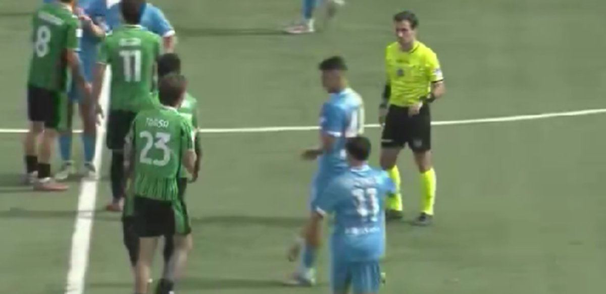 Internaționalul de juniori Troy Tomșa este eliminat și îi bagă mâinile în gât arbitrului