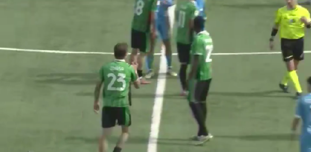 Internaționalul de juniori Troy Tomșa este eliminat și îi bagă mâinile în gât arbitrului