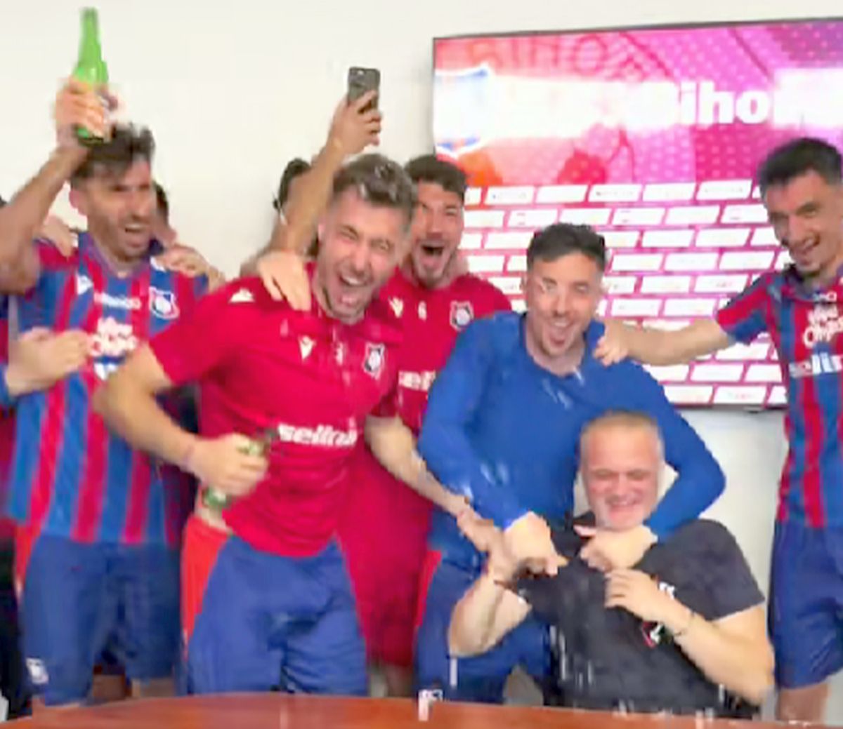 „Să plătiți telefoanele!” » I-au făcut antrenorului „baie de bere” după calificarea în play-off!