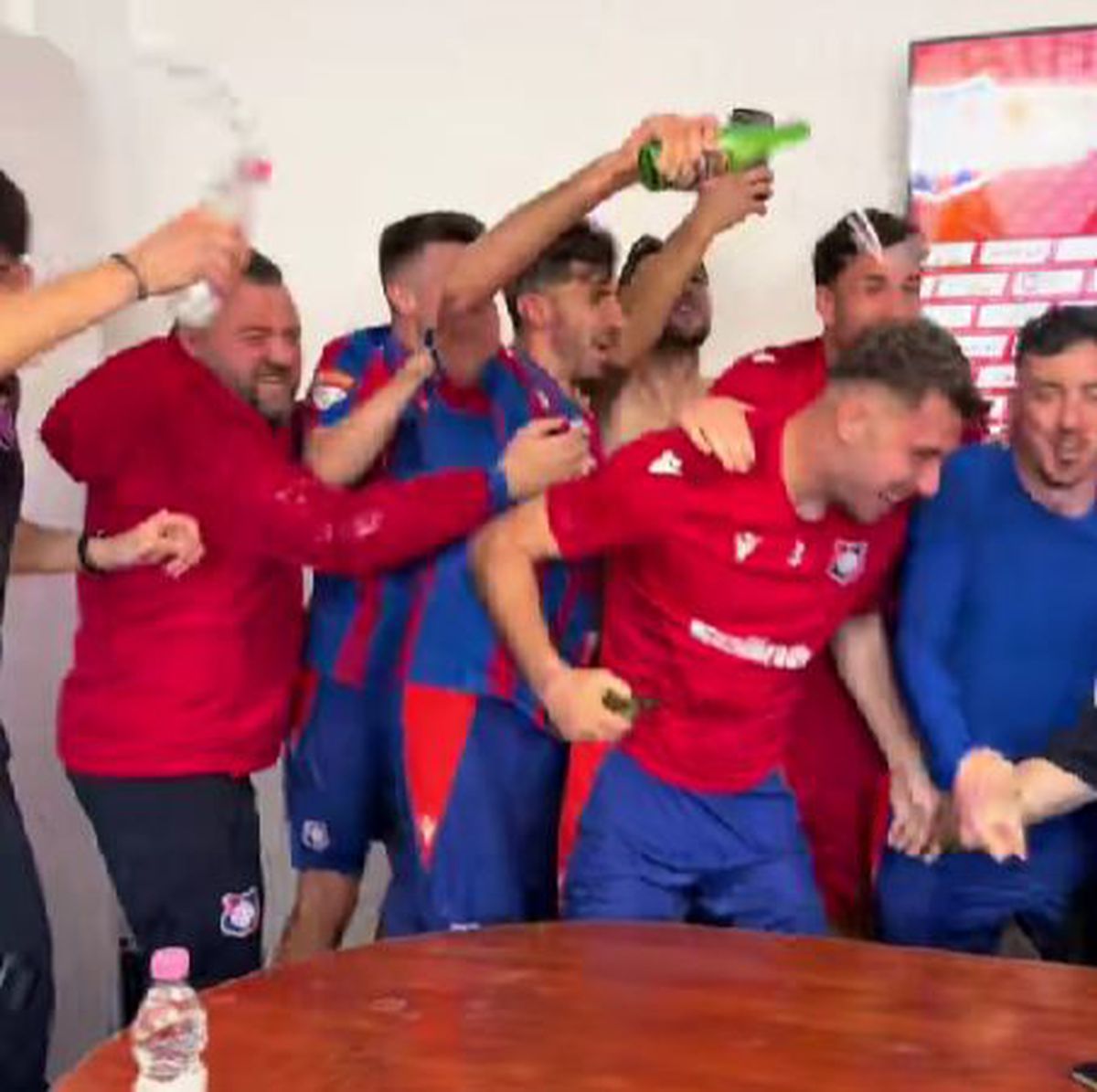 „Să plătiți telefoanele!” » I-au făcut antrenorului „baie de bere” după calificarea în play-off!