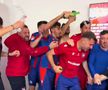 „Să plătiți telefoanele!” » I-au făcut antrenorului „baie de bere” după calificarea în play-off!