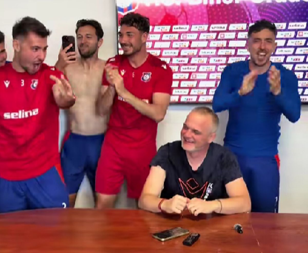 „Să plătiți telefoanele!” » I-au făcut antrenorului „baie de bere” după calificarea în play-off!