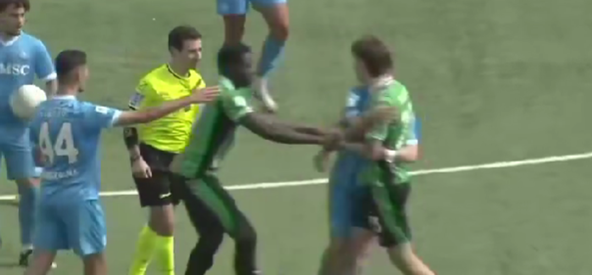 Internaționalul de juniori Troy Tomșa este eliminat și îi bagă mâinile în gât arbitrului