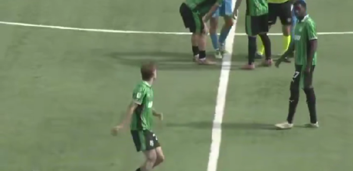 Internaționalul de juniori Troy Tomșa este eliminat și îi bagă mâinile în gât arbitrului