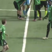 Internaționalul de juniori Troy Tomșa este eliminat și îi bagă mâinile în gât arbitrului