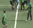 Internaționalul de juniori Troy Tomșa este eliminat și îi bagă mâinile în gât arbitrului