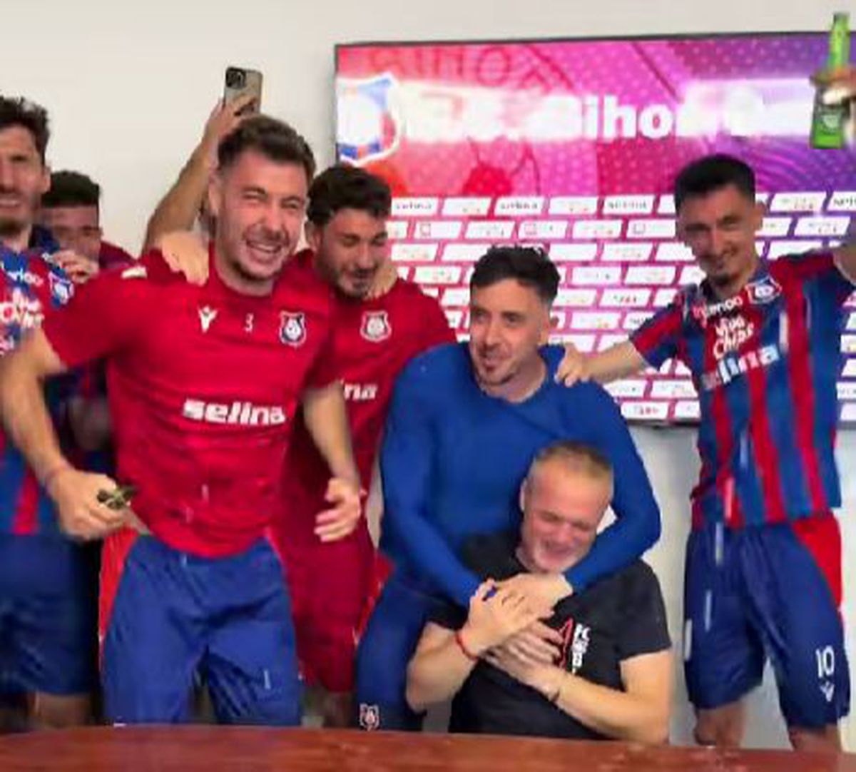 „Să plătiți telefoanele!” » I-au făcut antrenorului „baie de bere” după calificarea în play-off!