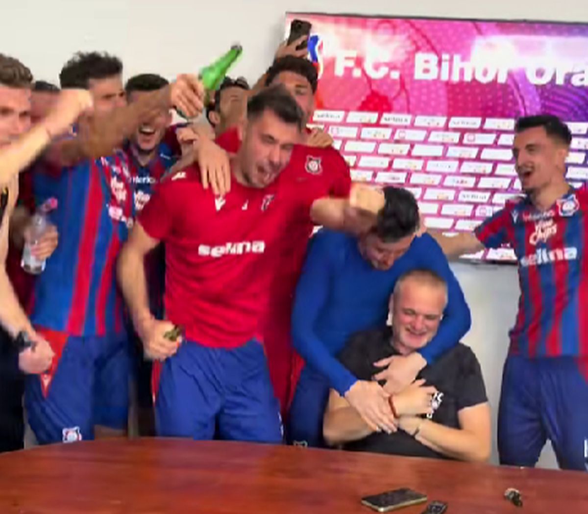 „Să plătiți telefoanele!” » I-au făcut antrenorului „baie de bere” după calificarea în play-off!