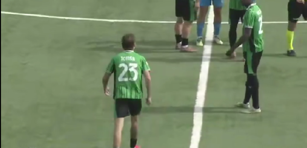 Internaționalul de juniori Troy Tomșa este eliminat și îi bagă mâinile în gât arbitrului