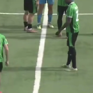 Internaționalul de juniori Troy Tomșa este eliminat și îi bagă mâinile în gât arbitrului