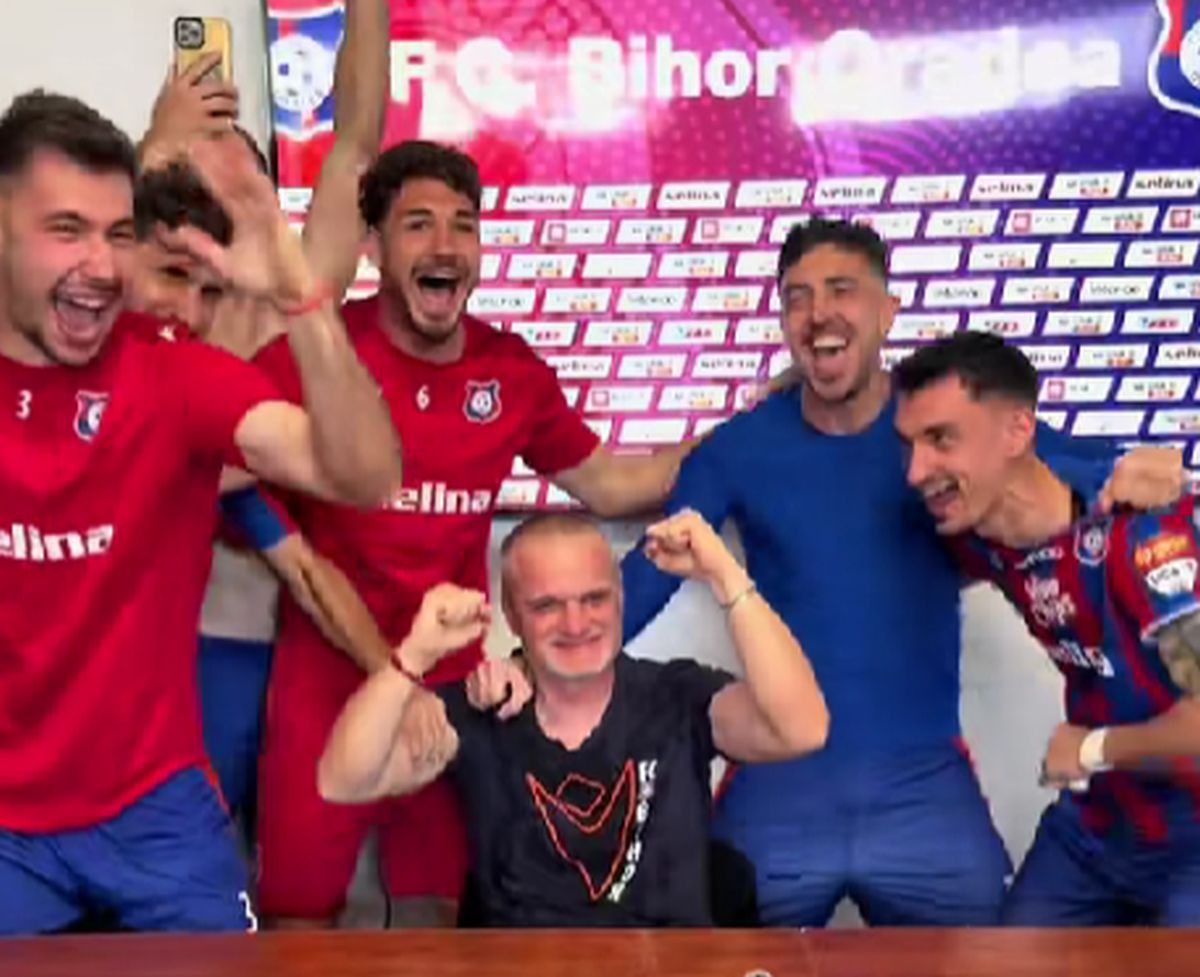 „Să plătiți telefoanele!” » I-au făcut antrenorului „baie de bere” după calificarea în play-off!