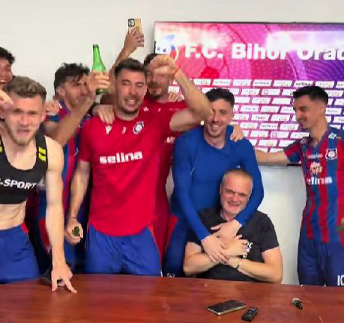 „Să plătiți telefoanele!” » I-au făcut antrenorului „baie de bere” după calificarea în play-off!