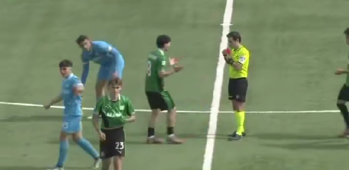 Internaționalul de juniori Troy Tomșa este eliminat și îi bagă mâinile în gât arbitrului