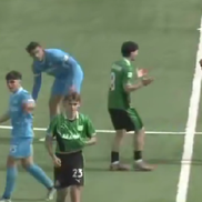 Internaționalul de juniori Troy Tomșa este eliminat și îi bagă mâinile în gât arbitrului