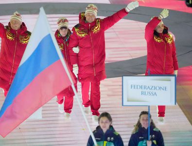 Reacția oamenilor când au apărut steagurile Rusiei, la ceremonia de ...