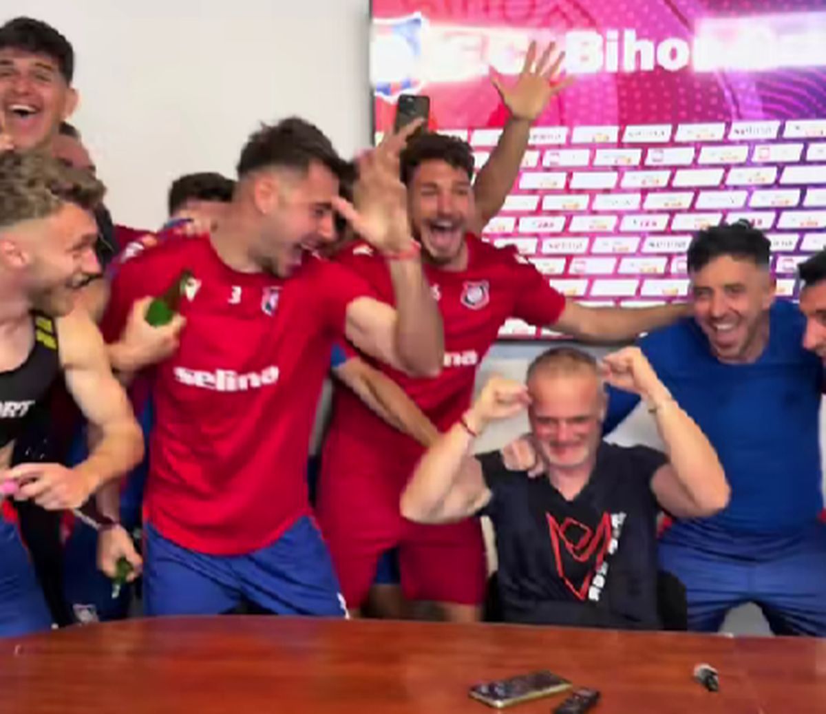 „Să plătiți telefoanele!” » I-au făcut antrenorului „baie de bere” după calificarea în play-off!