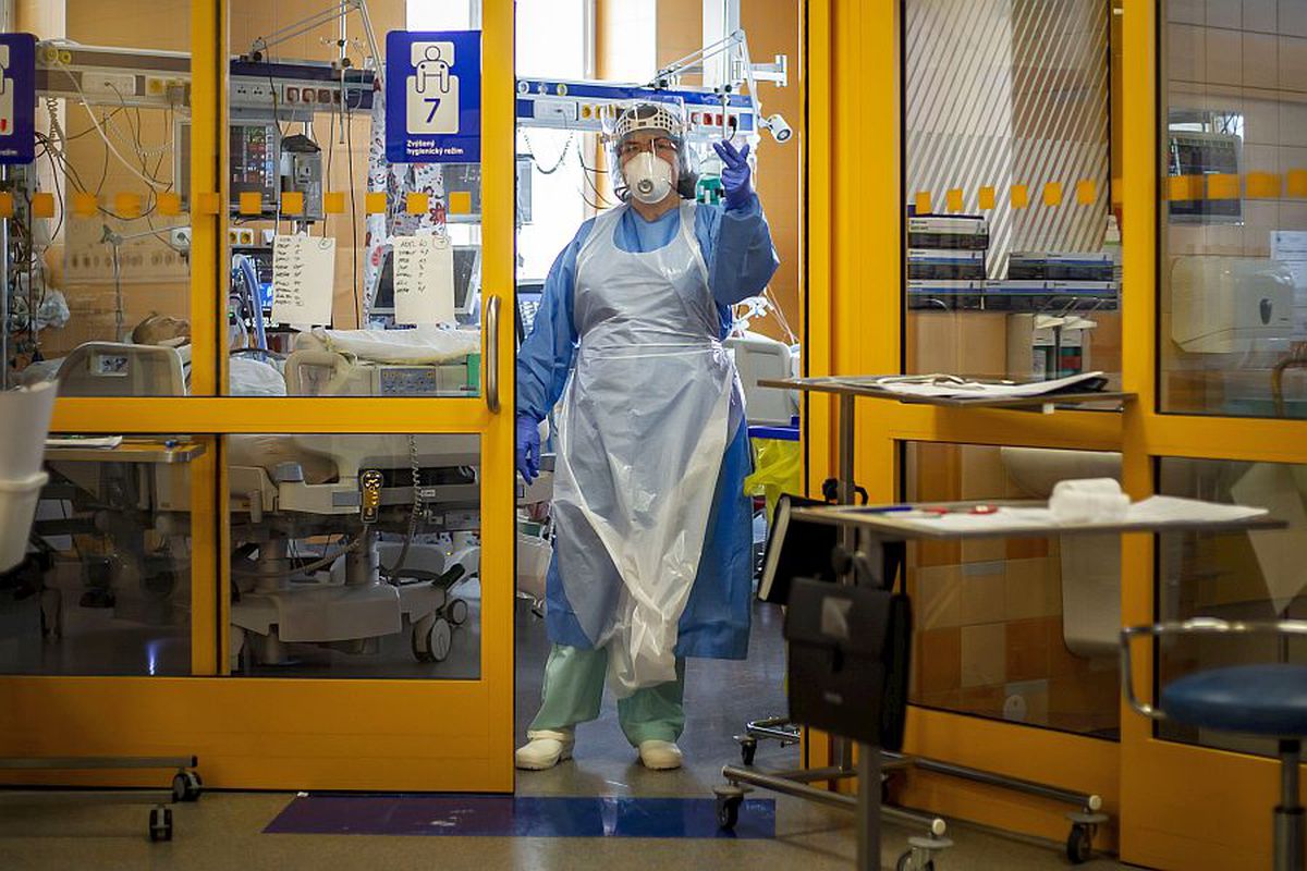 COVID-19. UMF „Carol Davila” ne dă 22 de ponturi pentru a ne feri de coronavirus: „Sub nicio formă nu faceți asta în exterior”