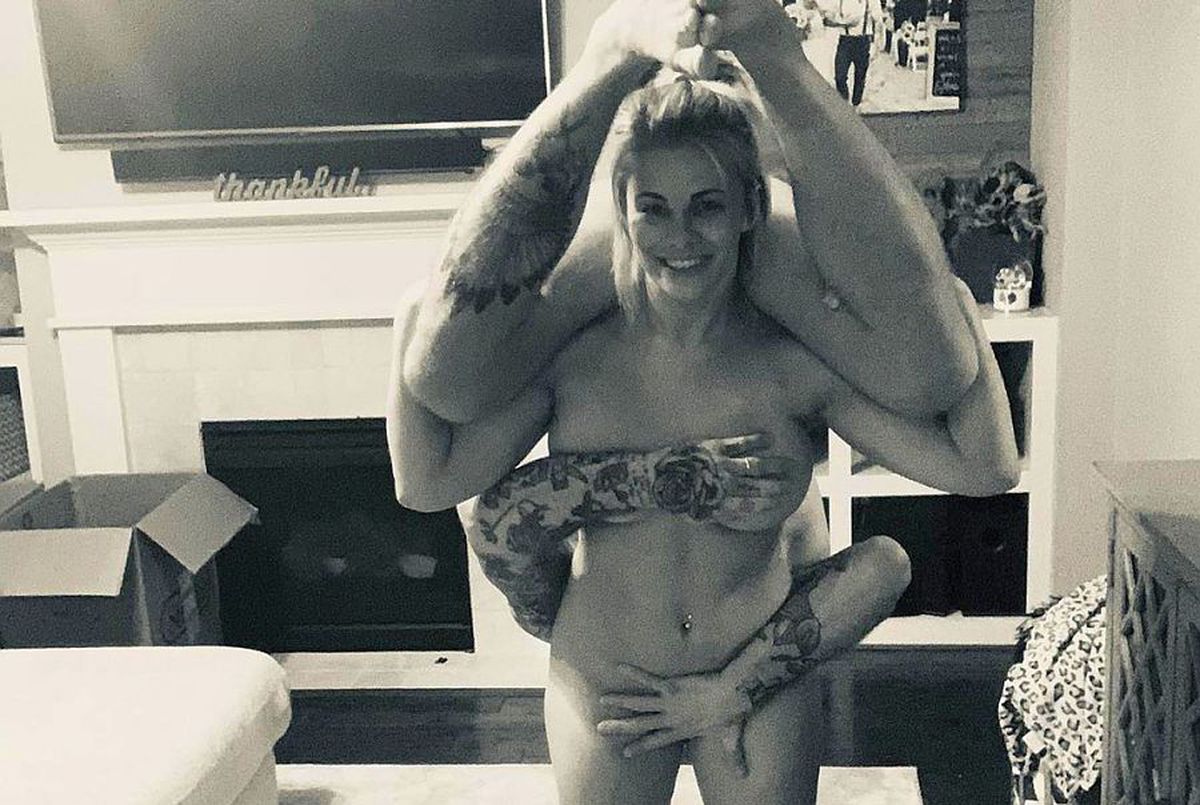 IMAGINI CONTROVERSATE. Luptătoarea-model Paige VanZant și soțul ei au postat poze nud din izolare: „Se numește artă, n-ați înțelege”