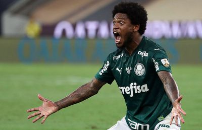 Un fotbalist testat pozitiv cu Covid-19 și-a dus mama la shopping și a dat cu mașina peste un biciclist!