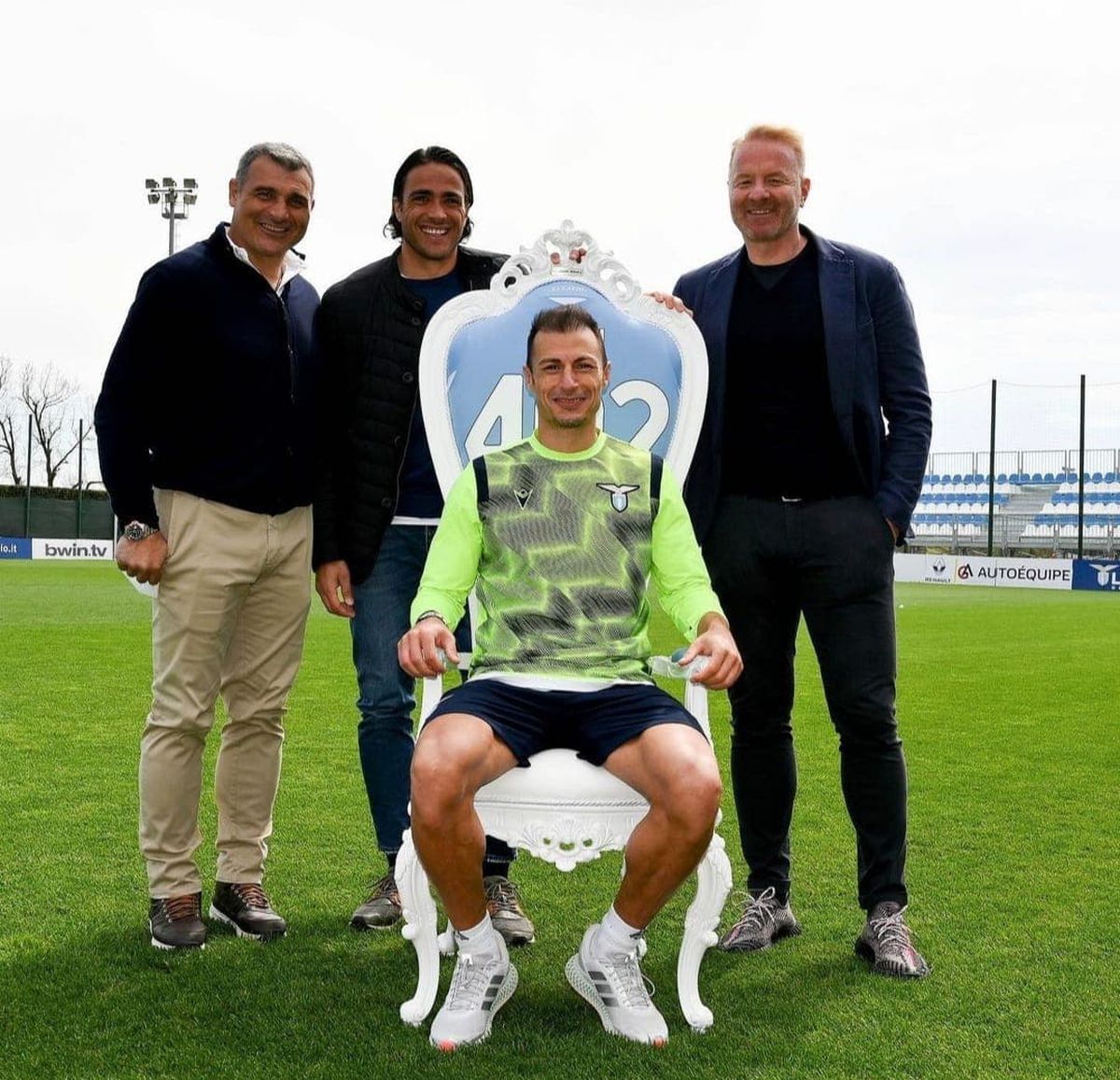 Cadou extraordinar primit de Ștefan Radu » Jilț personalizat pentru "Il Boss 402"!