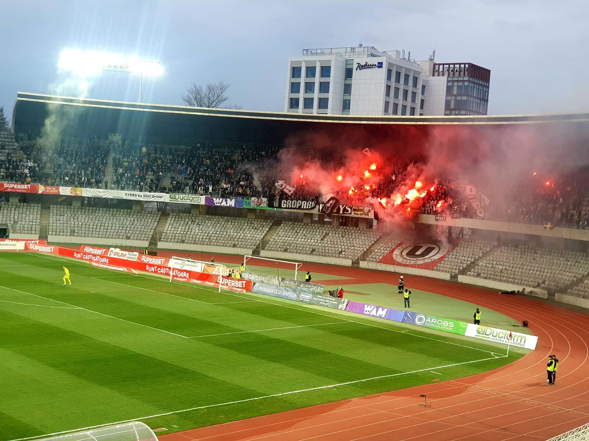 Scandal la U Cluj - CSA Steaua! Un ultras, scos din stadion » Ce s-a întâmplat