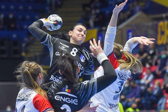 Cristina Neagu în acțiune într-un meci de Liga Campionilor în 2022 // FOTO Raed Krishan