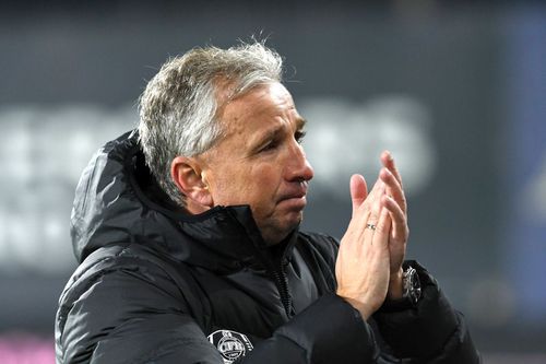 Dan Petrescu, 54 de ani, antrenorul celor de la CFR Cluj, nu trebuia să stea pe bancă la partida cu FC Argeș, 2-0, din runda #3 a play-off-ului, întrucât ajunsese la 4 cartonașe galbene în acest campionat și trebuia să fie suspendat