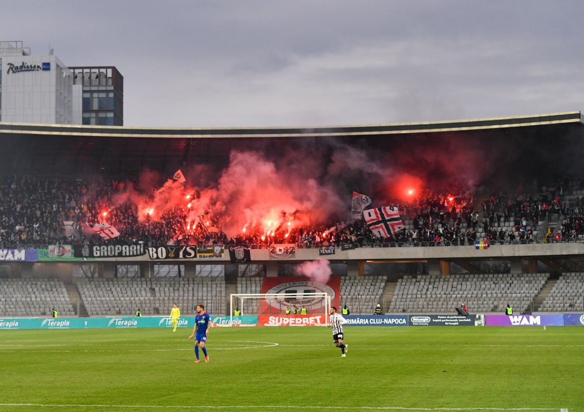 Scandal la U Cluj - CSA Steaua! Un ultras, scos din stadion » Ce s-a întâmplat