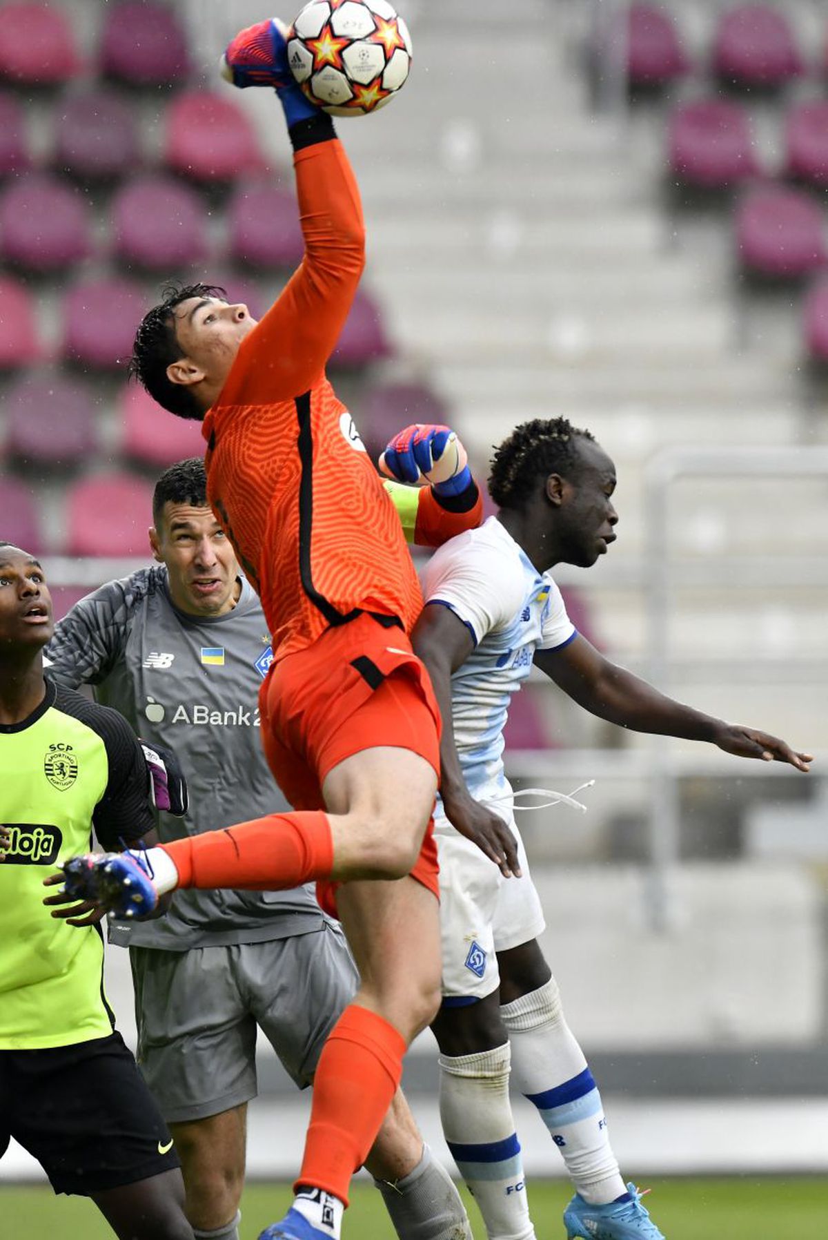 Dinamo Kiev - Sporting CP 1-2 în Giulești, sub privirile lui Surkis și Lucescu » Imagini emoționante de la primul meci oficial al unei echipe din Ucraina de la începutul războiului